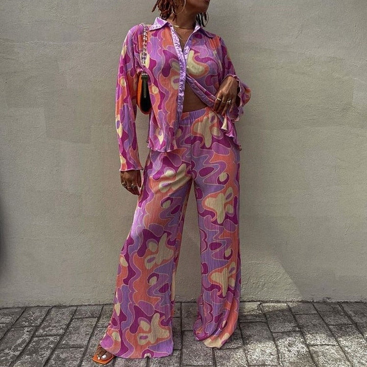 Pyjama femme à motif abstrait dans des tons vifs de rose, violet et orange, composé d&