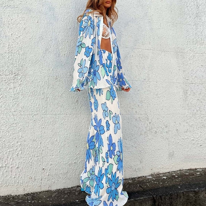 Pyjama féminin léger et confortable avec un motif floral rétro. Le haut à manches longues et le pantalon fluide, orné de fleurs bleues et vertes, créent une allure chic et décontractée. Idéal pour se détendre avec style, ce pyjama est parfait pour une touche de confort tout en restant tendance.