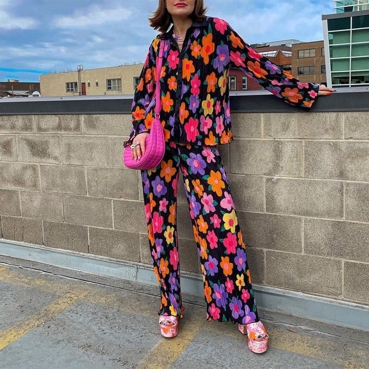 Pyjama femme à fleurs multicolores sur fond noir, composé d&