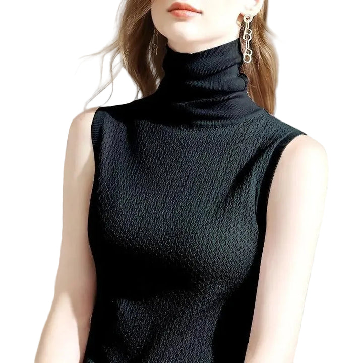 Haut à col roulé Alyssa pour femme, sans manches, coupe ajustée et élégante, coloris noir avec texture raffinée, idéal pour un look chic et confortable.