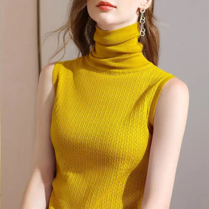 Haut à col roulé Alyssa pour femme, sans manches, coupe ajustée et élégante, coloris jaune avec texture subtile, idéal pour un look chic et confortable.