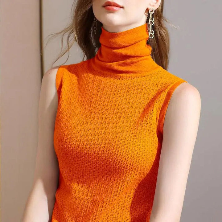 Haut à col roulé Alyssa pour femme, sans manches, coupe ajustée et élégante, coloris orange avec texture subtile, idéal pour un look chic et confortable.
