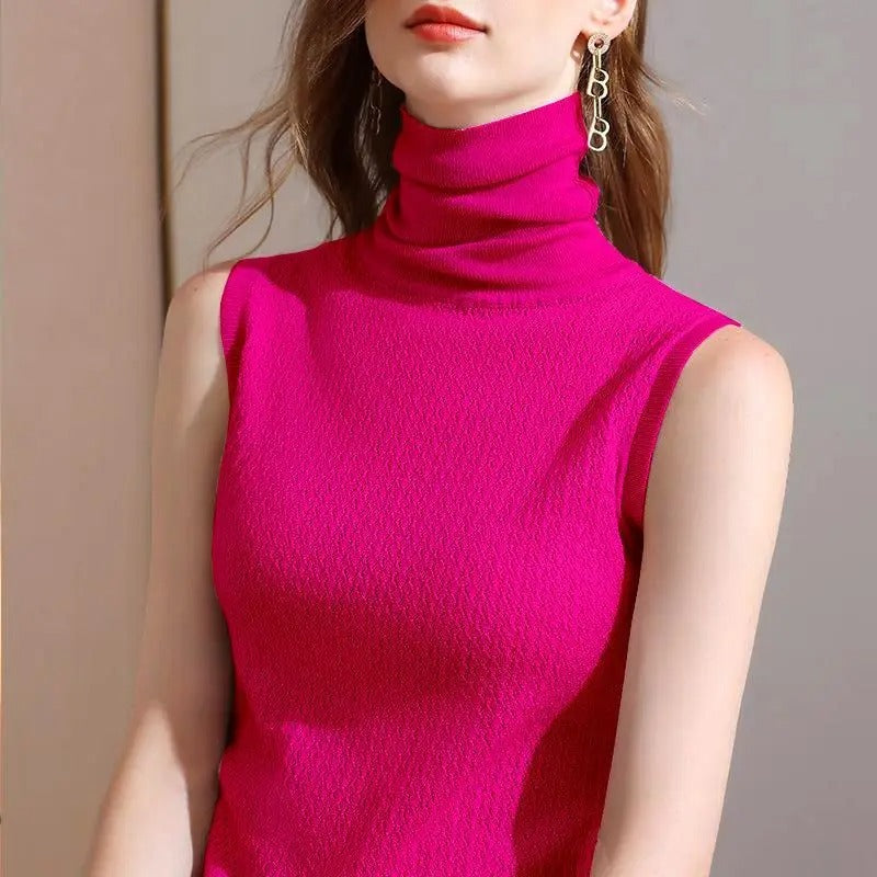 Haut à col roulé Alyssa pour femme, sans manches, coupe ajustée et élégante, coloris rose fuchsia avec texture subtile, idéal pour un look chic et confortable.
