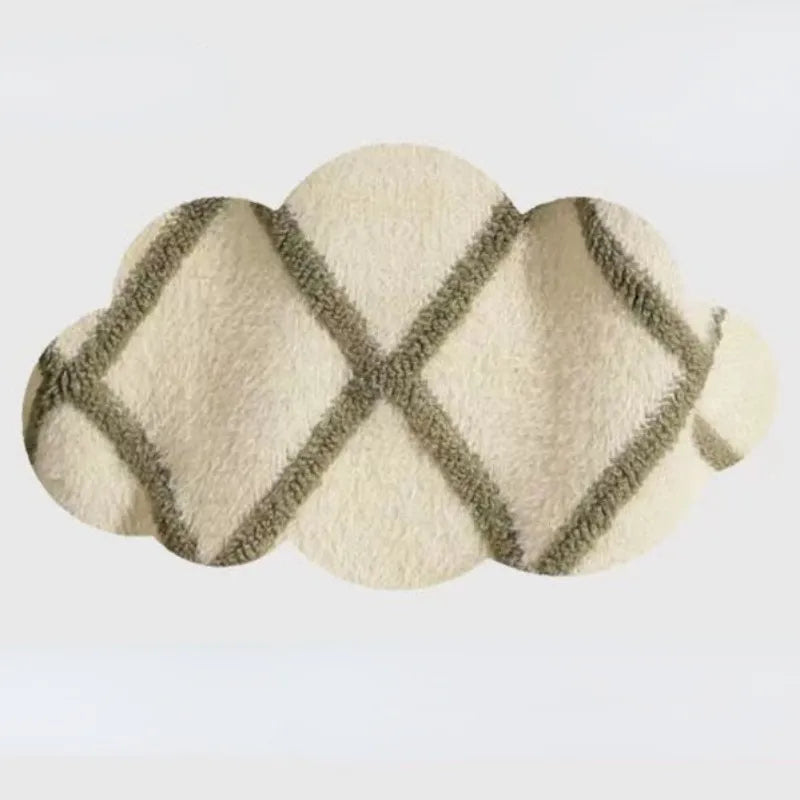 Détail du tissu du pyjama Amélie, en matière douce et chaude, avec un motif à losanges verts sur fond crème, illustrant le confort moelleux et l’élégance discrète de cet ensemble tendance pour femme.