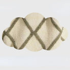 Détail du tissu du pyjama Amélie, en matière douce et chaude, avec un motif à losanges verts sur fond crème, illustrant le confort moelleux et l’élégance discrète de cet ensemble tendance pour femme.