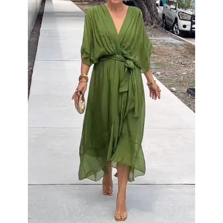 Vert olive fluide, décolleté cache-cœur, manches amples et ceinture nouée à la taille, longueur midi avec ourlet volanté, en promenade.