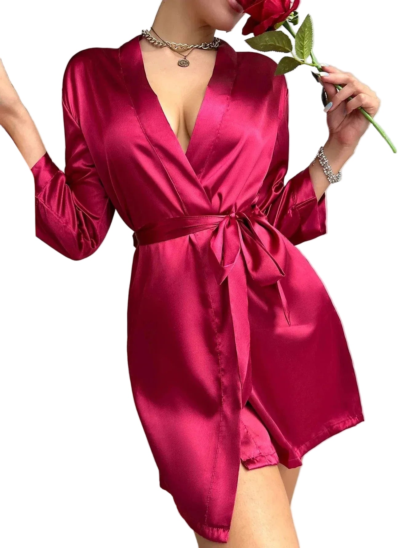 Kimono satin rouge pour femme, modèle, avec une coupe élégante et fluide. Ce kimono à manches longues et ceinture à la taille est parfait pour allier confort et style, offrant un look chic et raffiné
