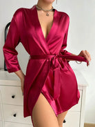 Kimono satin rouge pour femme, modèle, avec une coupe élégante et fluide. Ce kimono à manches longues et ceinture à la taille offre un confort optimal et un style raffiné, parfait pour une soirée chic ou un moment de détente.