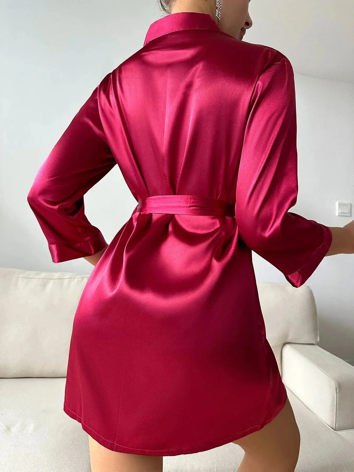 Vue arrière du kimono satin rouge pour femme, modèle Amarante, avec une coupe élégante et fluide. Ce kimono à manches longues et ceinture à la taille assure confort et raffinement, idéal pour une soirée chic ou un moment de détente.