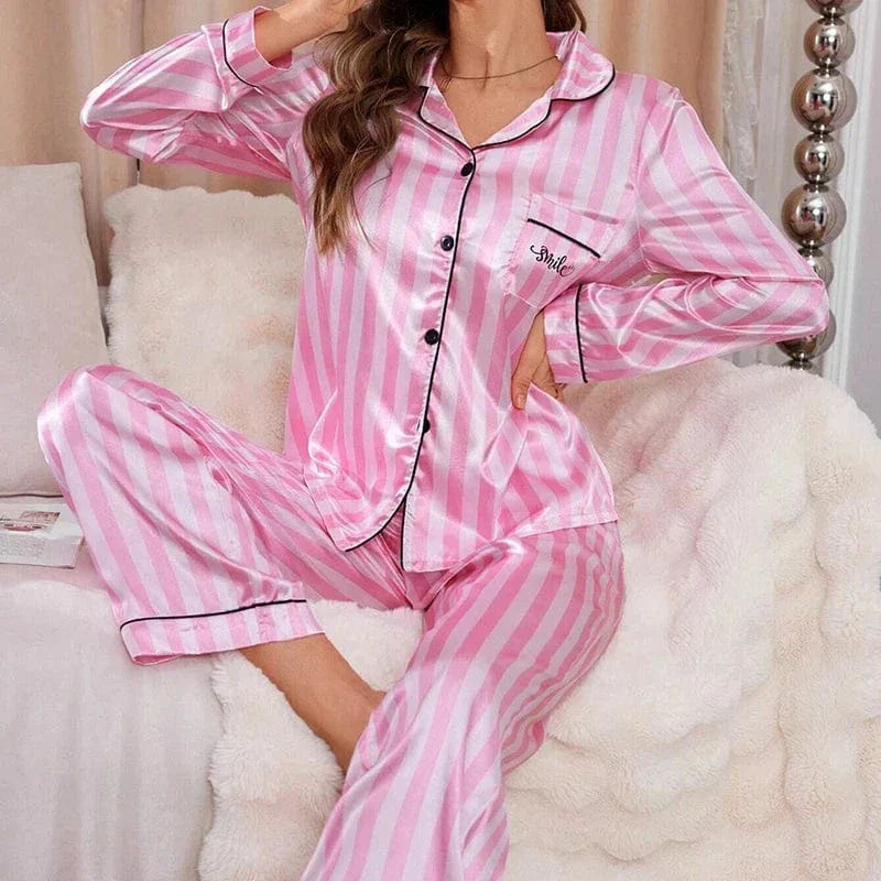 Pyjama en satin pour femme avec une chemise à rayures roses et blanches, agrémentée d&