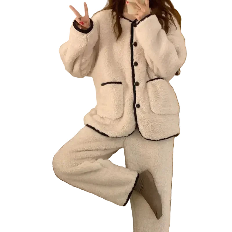 Femme portant un pyjama polaire beige avec boutons noirs, poches avant et bordures contrastantes. Ensemble chaud, moelleux et confortable, parfait pour les nuits d’hiver et les instants de détente à la maison.