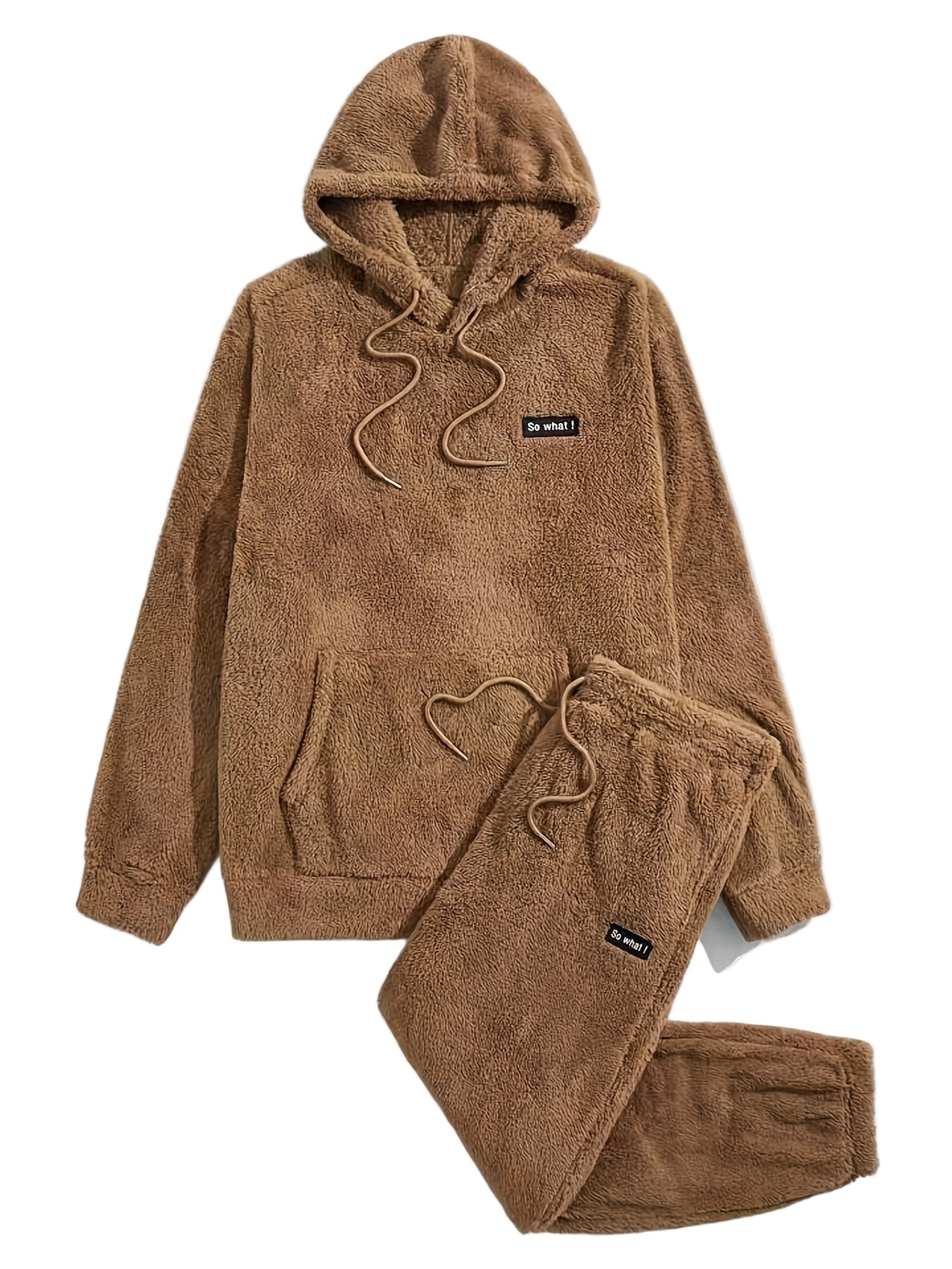 Pyjama teddy pour homme en polaire marron, composé d’un sweat à capuche avec poche kangourou et cordon de serrage, accompagné d’un pantalon assorti à taille élastique. Inscription “So what !” brodée sur la poitrine et la cuisse. Ensemble doux, chaud et ultra confortable, parfait pour l’hiver et le cocooning à la maison.