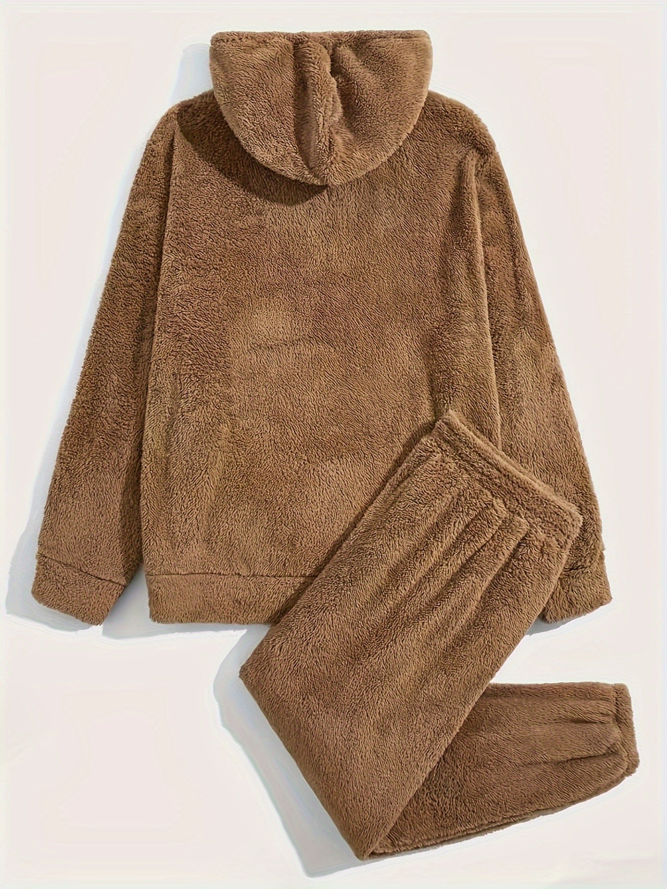 Vue arrière d’un pyjama teddy pour homme en polaire marron, comprenant un haut à capuche et un pantalon assorti à taille élastique. Ensemble douillet et chaud, conçu pour offrir un confort optimal lors des journées froides ou des moments de détente à la maison.