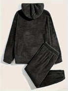 Ensemble pyjama teddy noir pour homme, composé d’un haut à capuche à manches longues et d’un pantalon assorti à taille élastique. Tissu polaire épais et doux, offrant un confort maximal et une chaleur idéale pour les soirées et nuits d’hiver.