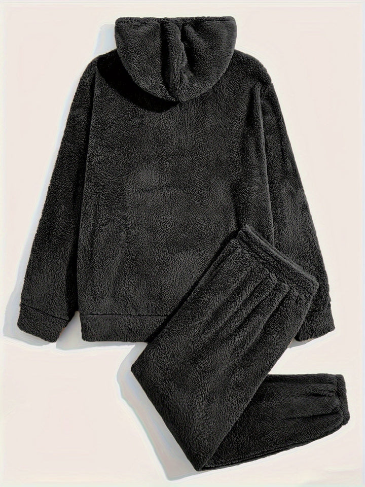 Ensemble pyjama teddy noir pour homme, composé d’un haut à capuche à manches longues et d’un pantalon assorti à taille élastique. Tissu polaire épais et doux, offrant un confort maximal et une chaleur idéale pour les soirées et nuits d’hiver.