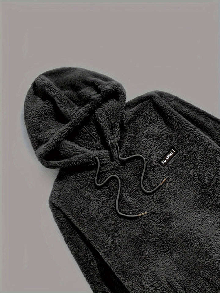 Haut de pyjama teddy noir pour homme avec capuche et cordon, fabriqué dans un tissu polaire doux et épais. Détail brodé sur la poitrine. Vêtement confortable et chaud, parfait pour l’hiver et les moments de détente à la maison.