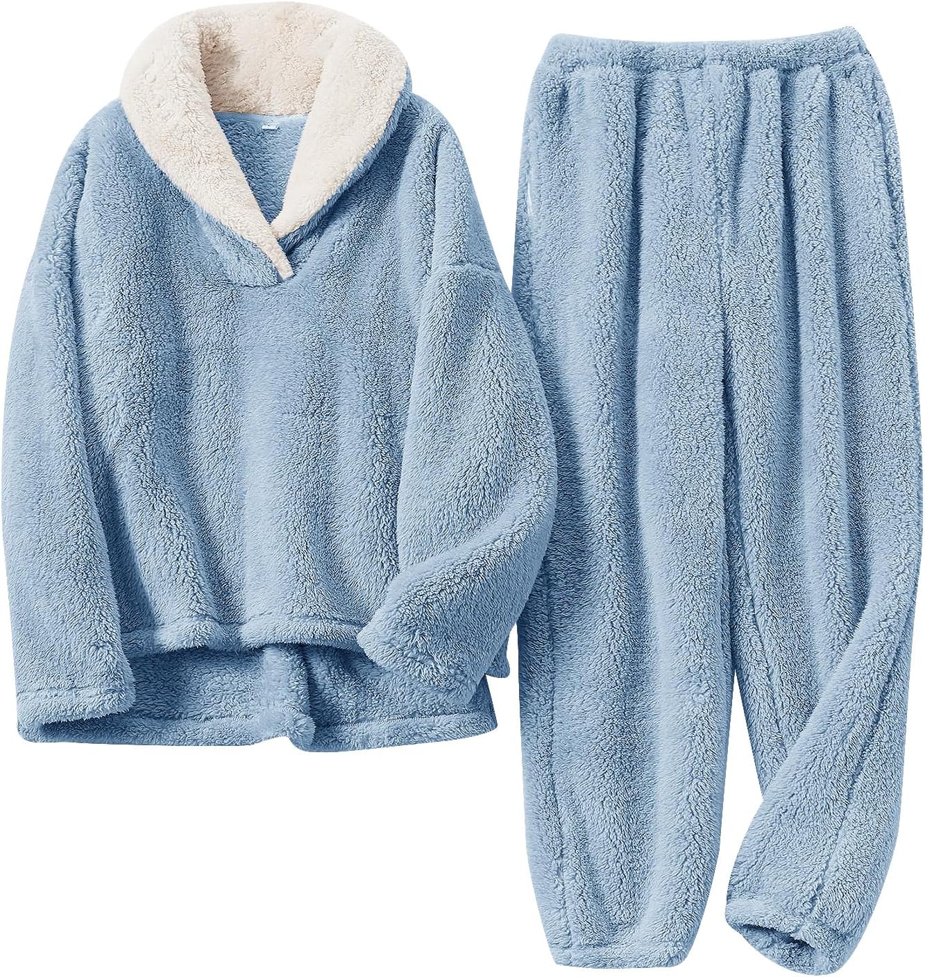 Pyjama polaire pour femme de couleur bleu ciel, composé d’un haut à col large doublé en sherpa blanc et d’un pantalon assorti. Ensemble doux, chaud et très confortable, idéal pour l’hiver et les soirées cocooning.