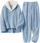 Pyjama polaire pour femme de couleur bleu ciel, composé d’un haut à col large doublé en sherpa blanc et d’un pantalon assorti. Ensemble doux, chaud et très confortable, idéal pour l’hiver et les soirées cocooning.
