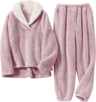 Pyjama polaire pour femme de couleur rose poudré, composé d’un haut doux à col large doublé en sherpa blanc et d’un pantalon assorti. Ensemble chaud, moelleux et très confortable, parfait pour l’hiver et les moments cocooning.