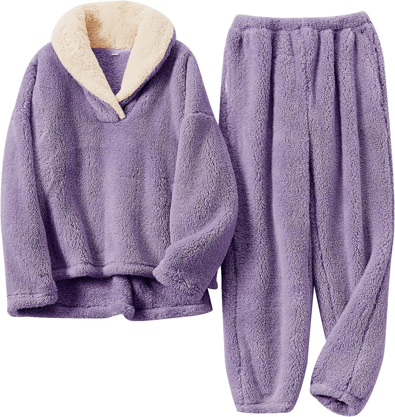 Pyjama polaire pour femme de couleur violet lavande, composé d’un haut doux à col large doublé en sherpa beige et d’un pantalon assorti. Ensemble chaud, moelleux et très confortable, idéal pour l’hiver et les moments cocooning.