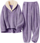 Pyjama polaire pour femme de couleur violet lavande, composé d’un haut doux à col large doublé en sherpa beige et d’un pantalon assorti. Ensemble chaud, moelleux et très confortable, idéal pour l’hiver et les moments cocooning.
