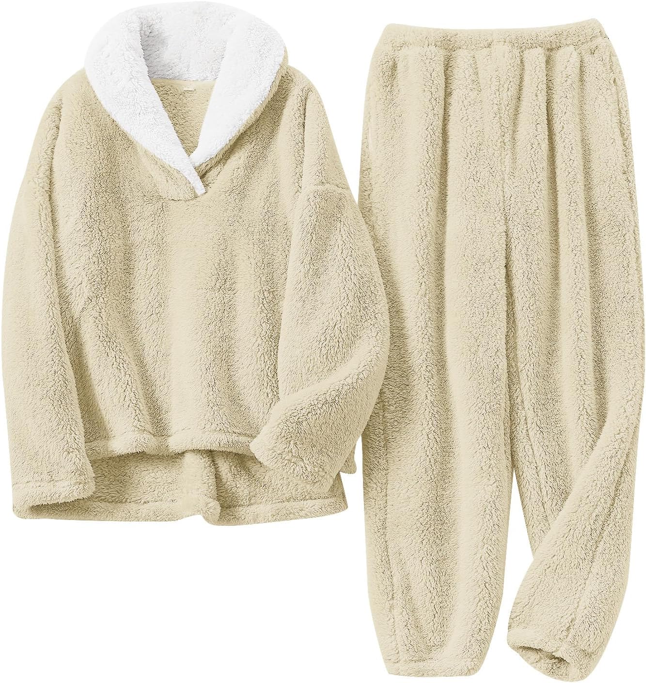 Femme portant un pyjama polaire beige sable composé d’un haut doux à col large doublé en sherpa blanc et d’un pantalon assorti. Ensemble chaud, moelleux et très confortable, idéal pour l’hiver et les moments cocooning à la maison.