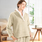 Pyjama polaire pour femme de couleur beige sable, composé d’un haut doux à col large doublé en sherpa blanc et d’un pantalon assorti. Ensemble chaud, moelleux et très confortable, idéal pour l’hiver et les moments cocooning.