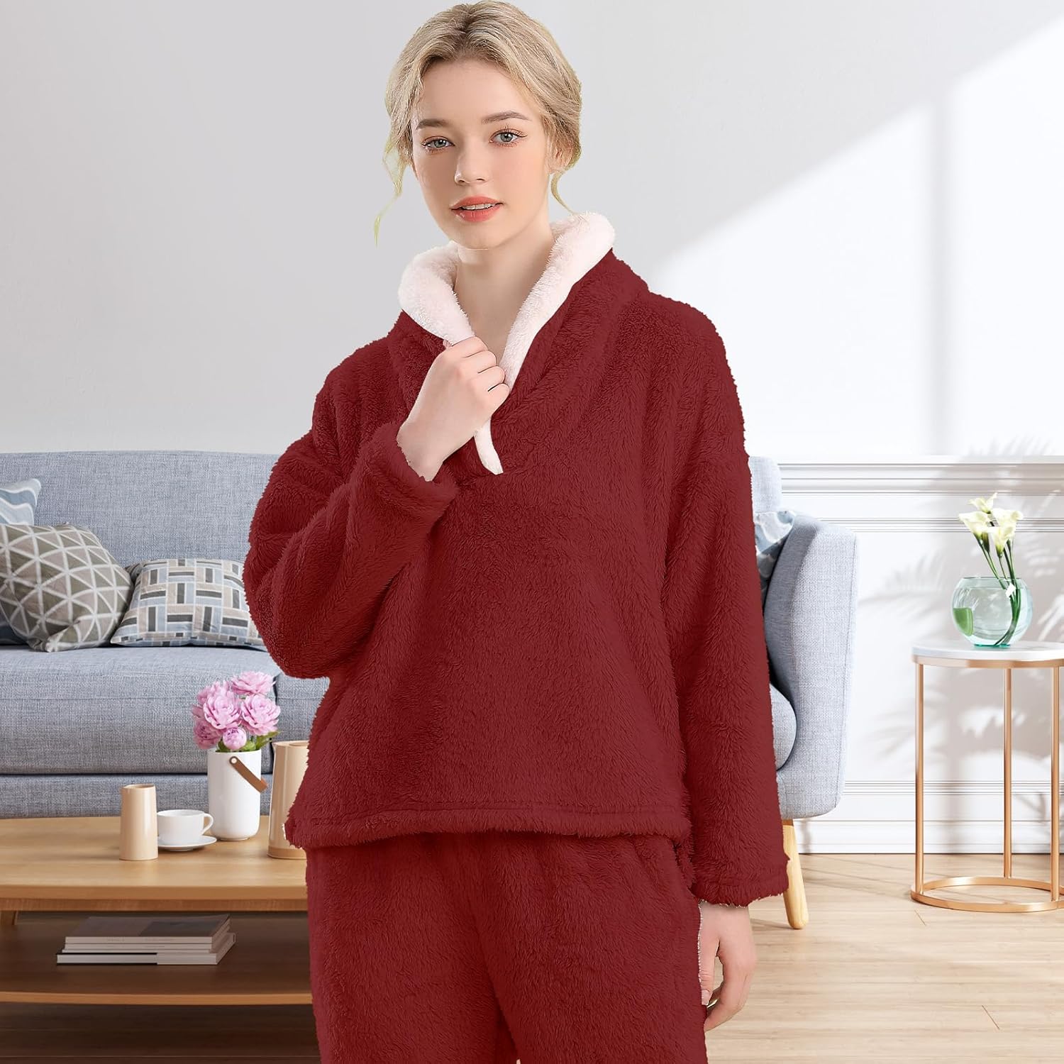 Femme portant un pyjama polaire rouge bordeaux composé d’un haut doux à col large doublé en sherpa blanc et d’un pantalon assorti. Ensemble chaud, moelleux et très confortable, parfait pour l’hiver et les moments cocooning à la maison.