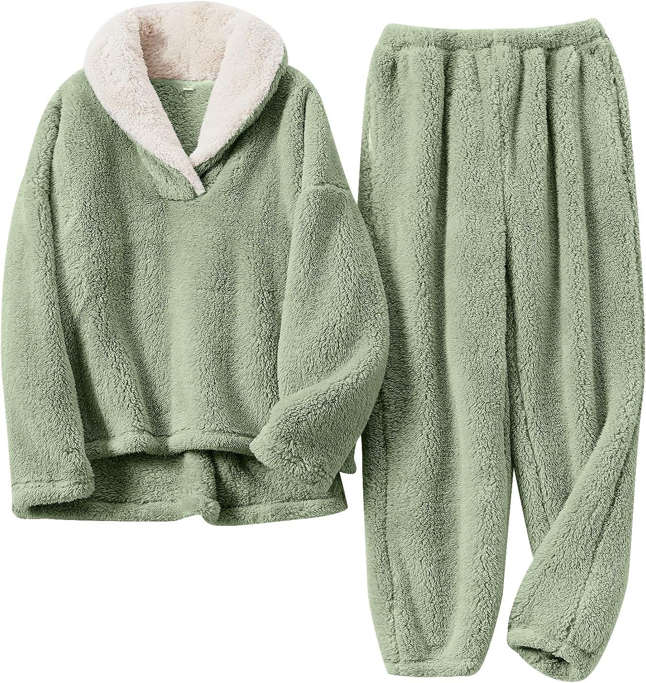 Pyjama polaire pour femme de couleur vert sauge, composé d’un haut doux à col large doublé en sherpa blanc et d’un pantalon assorti. Ensemble chaud, moelleux et très confortable, idéal pour l’hiver et les moments cocooning.