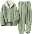 Pyjama polaire pour femme de couleur vert sauge, composé d’un haut doux à col large doublé en sherpa blanc et d’un pantalon assorti. Ensemble chaud, moelleux et très confortable, idéal pour l’hiver et les moments cocooning.