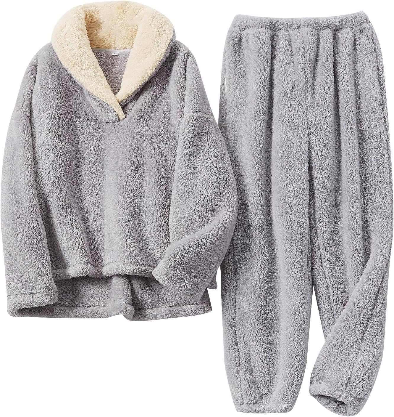 Pyjama polaire pour femme de couleur gris clair, composé d’un haut doux à col large doublé en sherpa beige et d’un pantalon assorti. Ensemble chaud, moelleux et très confortable, parfait pour l’hiver et les moments cocooning.