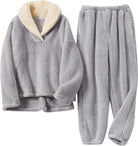 Pyjama polaire pour femme de couleur gris clair, composé d’un haut doux à col large doublé en sherpa beige et d’un pantalon assorti. Ensemble chaud, moelleux et très confortable, parfait pour l’hiver et les moments cocooning.
