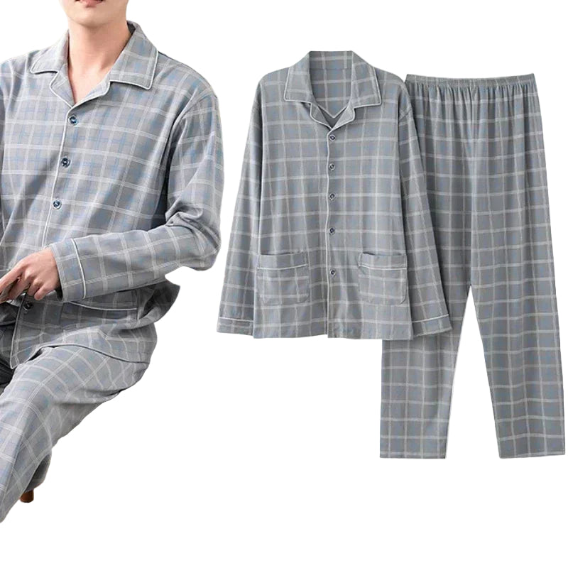 Pyjama pour homme à carreaux gris et blancs, composé d’une chemise boutonnée à col classique avec poches plaquées, et d’un pantalon long assorti à taille élastique. Tissu chaud et doux au toucher, idéal pour les soirées fraîches et les nuits cocooning.
