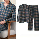 Pyjama pour homme à carreaux bleu marine et marron, avec passepoils contrastants beiges. Ensemble composé d’une chemise boutonnée à manches longues avec poches frontales et d’un pantalon long assorti à taille élastique. Tissu chaud, doux et confortable, parfait pour les nuits d’hiver et les moments de détente à la maison.