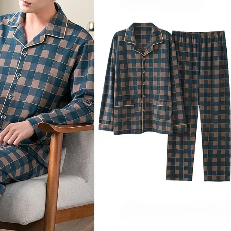 Pyjama pour homme à carreaux bleu marine et marron, avec passepoils contrastants beiges. Ensemble composé d’une chemise boutonnée à manches longues avec poches frontales et d’un pantalon long assorti à taille élastique. Tissu chaud, doux et confortable, parfait pour les nuits d’hiver et les moments de détente à la maison.