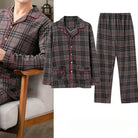 Pyjama pour homme à carreaux gris foncé et noirs avec passepoils rouges, composé d’une chemise boutonnée à manches longues, col classique et poches plaquées, accompagné d’un pantalon long à taille élastique. Ensemble chaud, doux et élégant, parfait pour les nuits d’hiver et les instants de confort à la maison.