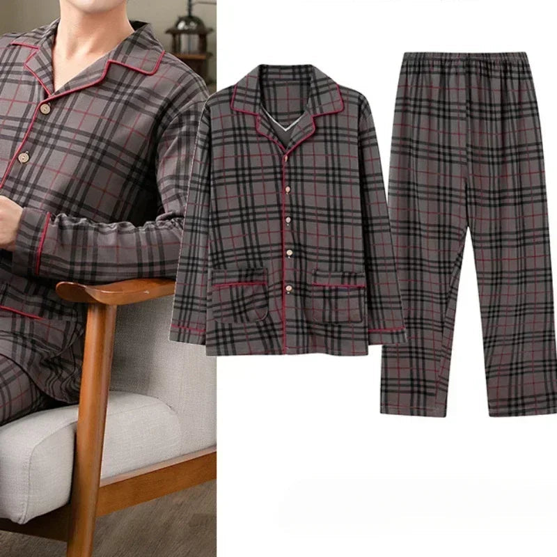 Pyjama pour homme à carreaux gris foncé et noirs avec passepoils rouges, composé d’une chemise boutonnée à manches longues, col classique et poches plaquées, accompagné d’un pantalon long à taille élastique. Ensemble chaud, doux et élégant, parfait pour les nuits d’hiver et les instants de confort à la maison.