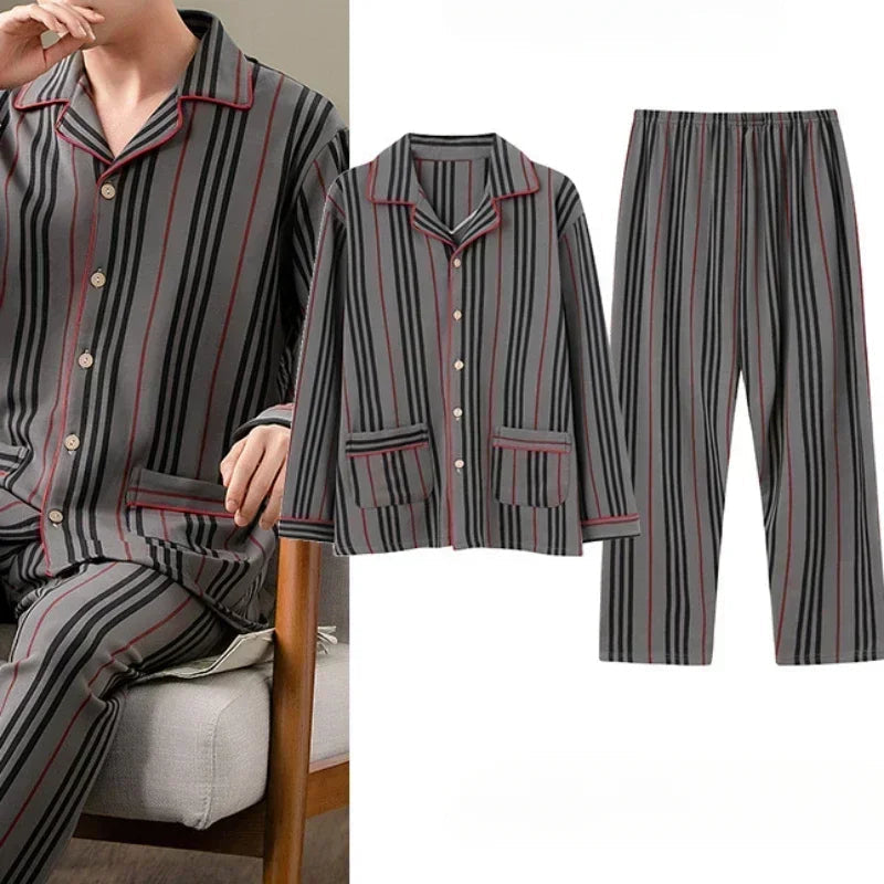 Pyjama pour homme à rayures verticales noires et rouges sur fond gris, composé d’une chemise boutonnée avec col classique, poches plaquées et passepoils rouges, accompagné d’un pantalon long assorti à taille élastique. Ensemble chaud, élégant et confortable, idéal pour les nuits fraîches et les instants de détente à la maison.