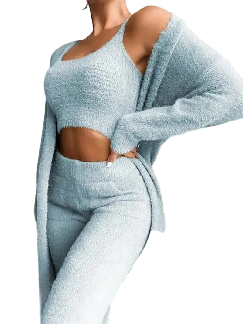 Ensemble tricot femme bleu ciel composé d’un crop top à bretelles, d’un pantalon taille haute ajusté et d’un long cardigan assorti. Confectionné dans une maille ultra douce, cet ensemble cosy allie confort et élégance pour un look tendance à la maison.