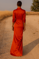 Vue arrière de la robe maxi en satin rouge éclatant, au design élégant et raffiné, avec une coupe fluide et sophistiquée, parfaite pour les soirées et occasions spéciales.