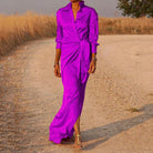 Robe maxi en satin violet éclatant, fluide et élégante, parfaite pour une soirée raffinée. Avec un design chic, une coupe élégante et une fente sur le côté, cette robe met en valeur la silhouette tout en offrant confort et style.