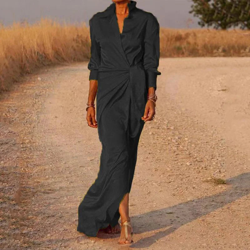 Robe maxi en satin noire, élégante et fluide, parfaite pour les soirées raffinées. Avec une coupe chic et une fente sur le côté, cette robe sublime la silhouette et allie confort et sophistication.