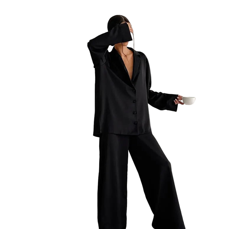 Pyjama femme Armelle noir, ensemble raffiné et confortable deux pièces avec chemise fluide boutonnée à col tailleur et manches longues, pantalon large assorti, coupe élégante en tissu satiné.