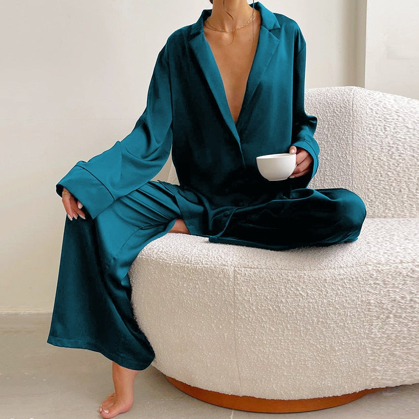 Pyjama femme Armelle vert sapin, ensemble deux pièces raffiné et confortable avec chemise fluide boutonnée à col tailleur et manches longues, pantalon large assorti, porté assise en intérieur, tissu satiné élégant.