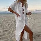 Robe en lin blanche pour femme, fluide et légère, parfaite pour l'été. Dotée de manches retroussées et d'une coupe décontractée, cette robe offre un look élégant et raffiné, idéal pour se détendre à la plage ou profiter des journées ensoleillées. Ses boutons et sa coupe ample apportent confort et fraîcheur tout au long de la journée.