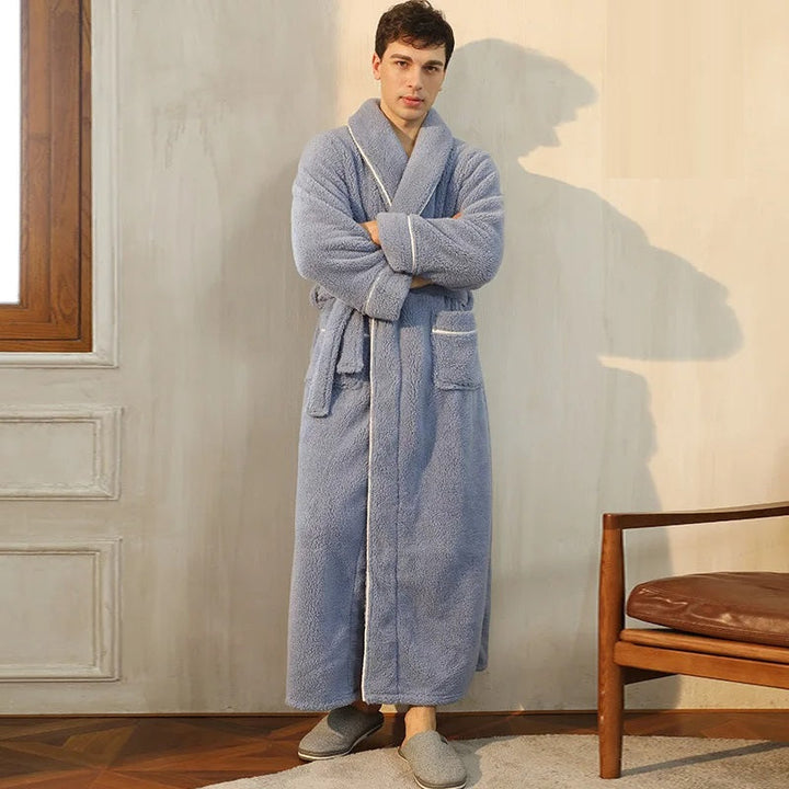 chaud &amp; parfait pour l’hiver, un long peignoir bleu ciel en tissu peluche ultra-doux, doté d’une ceinture et de poches avant, offrant chaleur et confort idéal pour la saison hivernale.