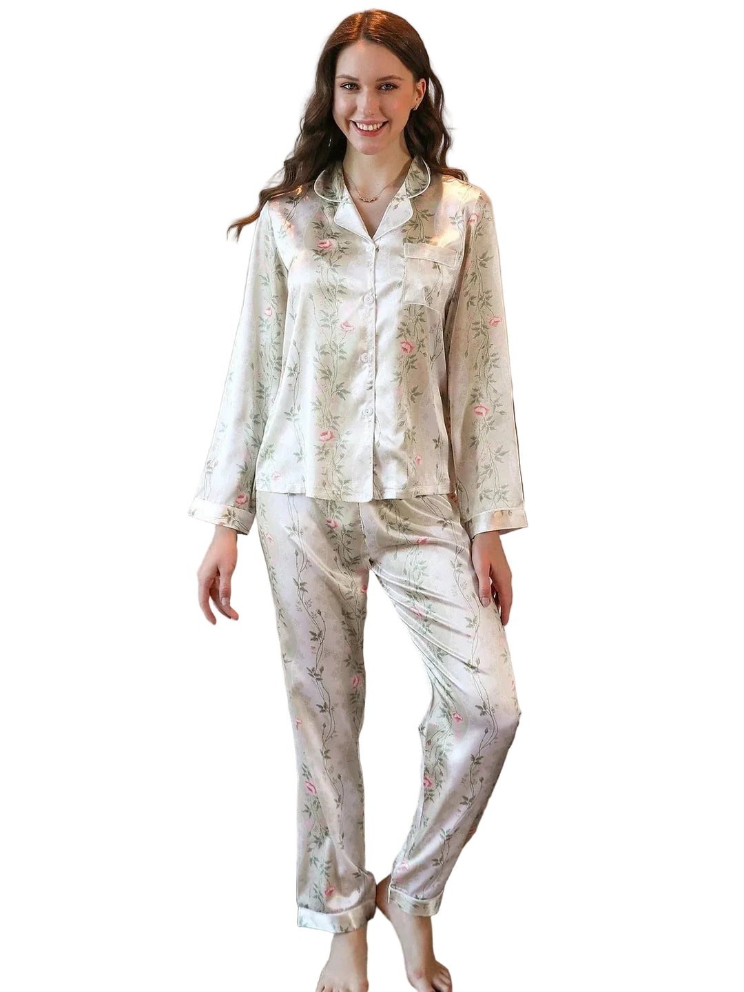 Pyjama en satin pour femme, orné de fleurs délicates dans des tons de rose sur fond crème. La chemise à manches longues est accompagnée d'un pantalon assorti, créant un look élégant et confortable. Sur cette photo, une femme souriante porte ce pyjama chic, parfait pour des moments de détente raffinés à la maison. Ce pyjama allie confort et style, idéal pour des nuits ou des journées tranquilles.