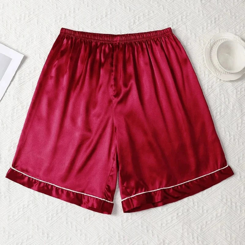 Short de pyjama homme Baptiste en satin rouge, coupe ample avec taille élastique et finitions contrastées, présenté à plat pour mettre en valeur sa texture lisse et son style confortable.