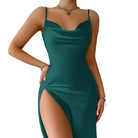 Femme portant la nuisette longue Belinda en satin vert émeraude, dotée de fines bretelles, d’un col drapé élégant et d’une fente haute sur la cuisse. Lingerie raffinée, fluide et confortable, idéale pour les soirées spéciales ou les moments de charme à la maison.