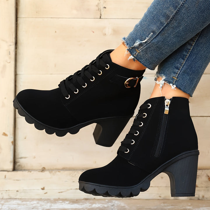 Bottines noires à talon bloc, avec lacets dorés et fermeture éclair latérale. Parfaites pour un look élégant et confortable, idéales pour compléter une tenue moderne.